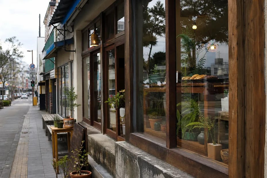 제주 지역 recommendation 방문 전 확인사항을 소개하는 사실적인 참고 이미지