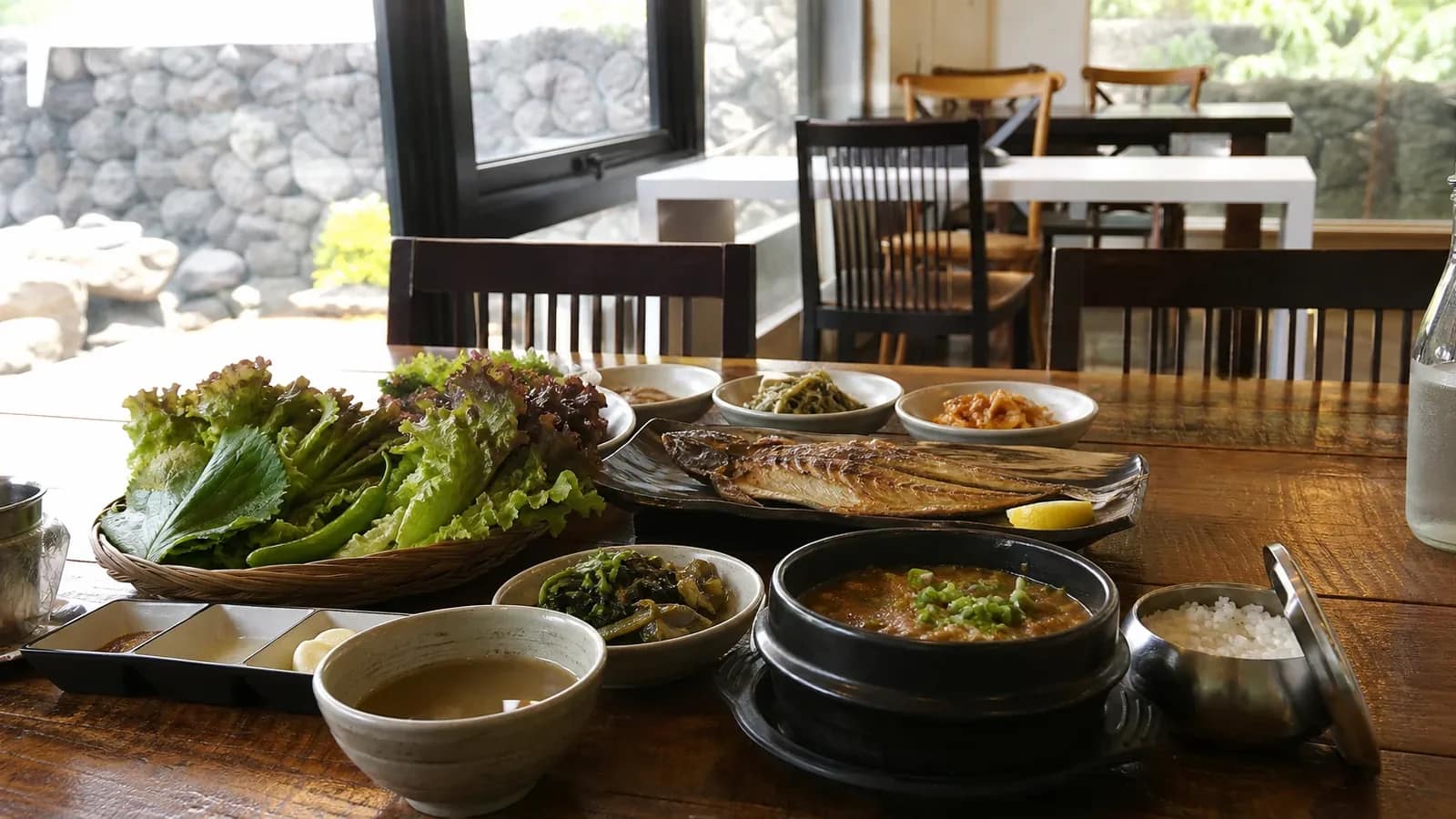 제주 지역 restaurant 방문 전 확인사항을 소개하는 사실적인 참고 이미지