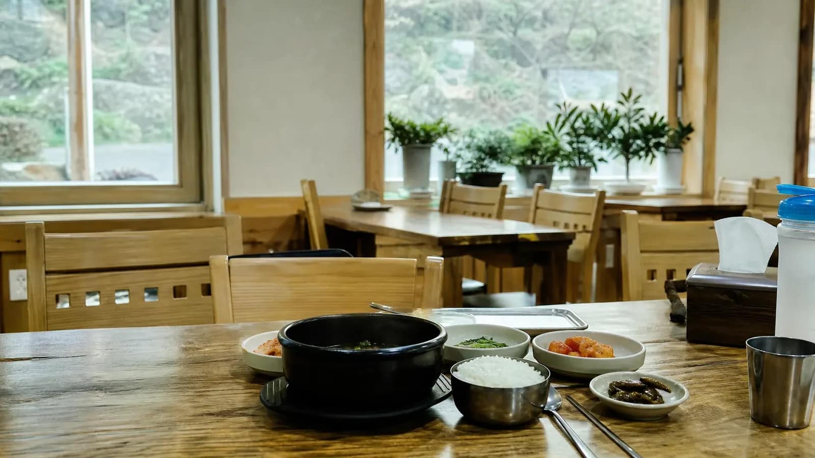 제주 지역 restaurant 방문 전 확인사항을 소개하는 사실적인 참고 이미지