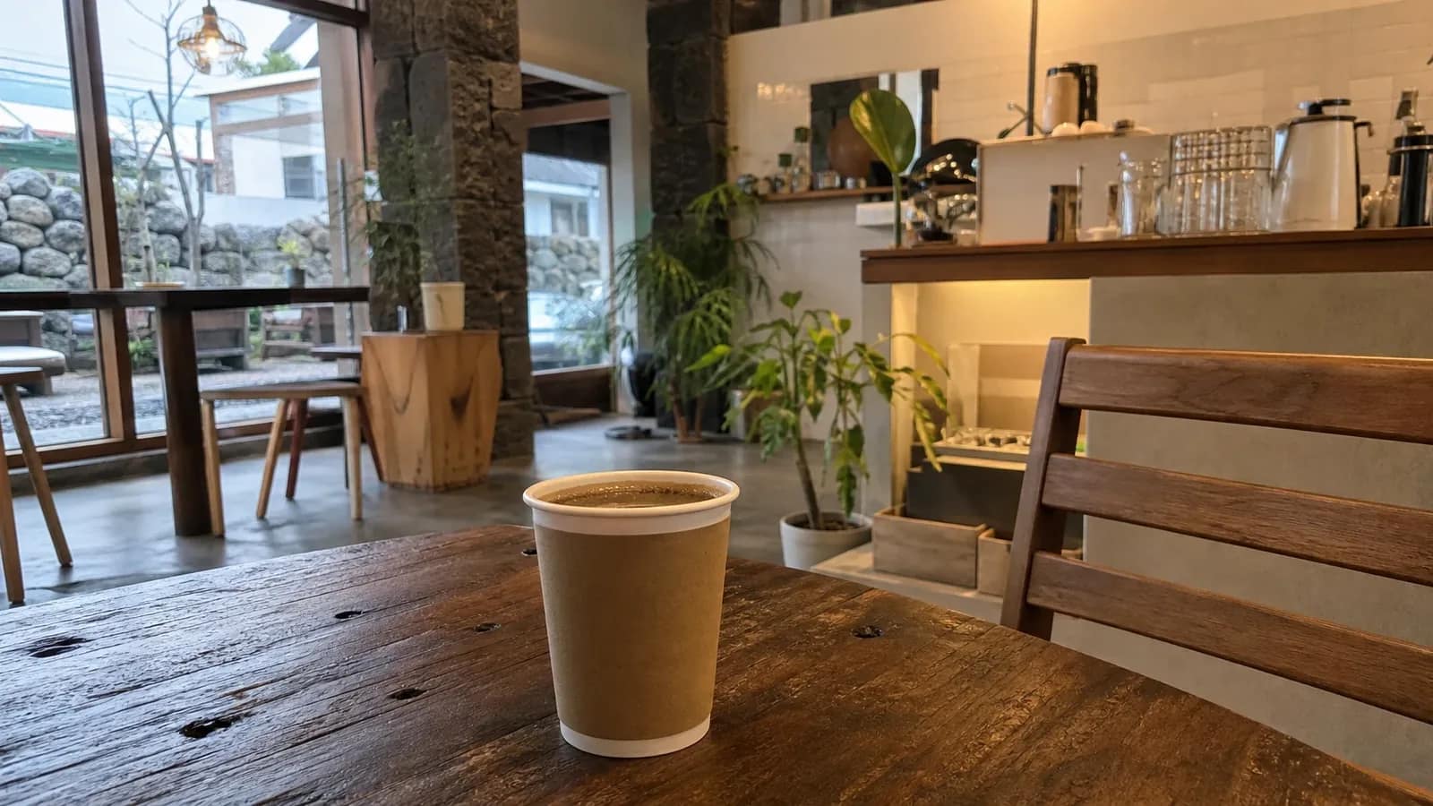 제주 지역 cafe 방문 전 확인사항을 소개하는 사실적인 참고 이미지